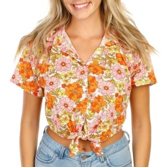 Rue21 Tops - Rue 21 button up Floral Cropped Top size Large